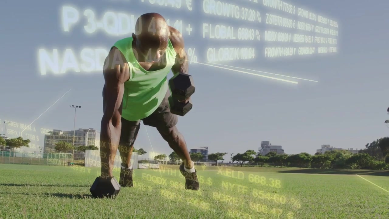 Allenatore che inizia un plank su manubri sull'erba, eseguendo un pushup con rematore a un braccio, per migliorare la forma fisica, con HUD sovrapposto.