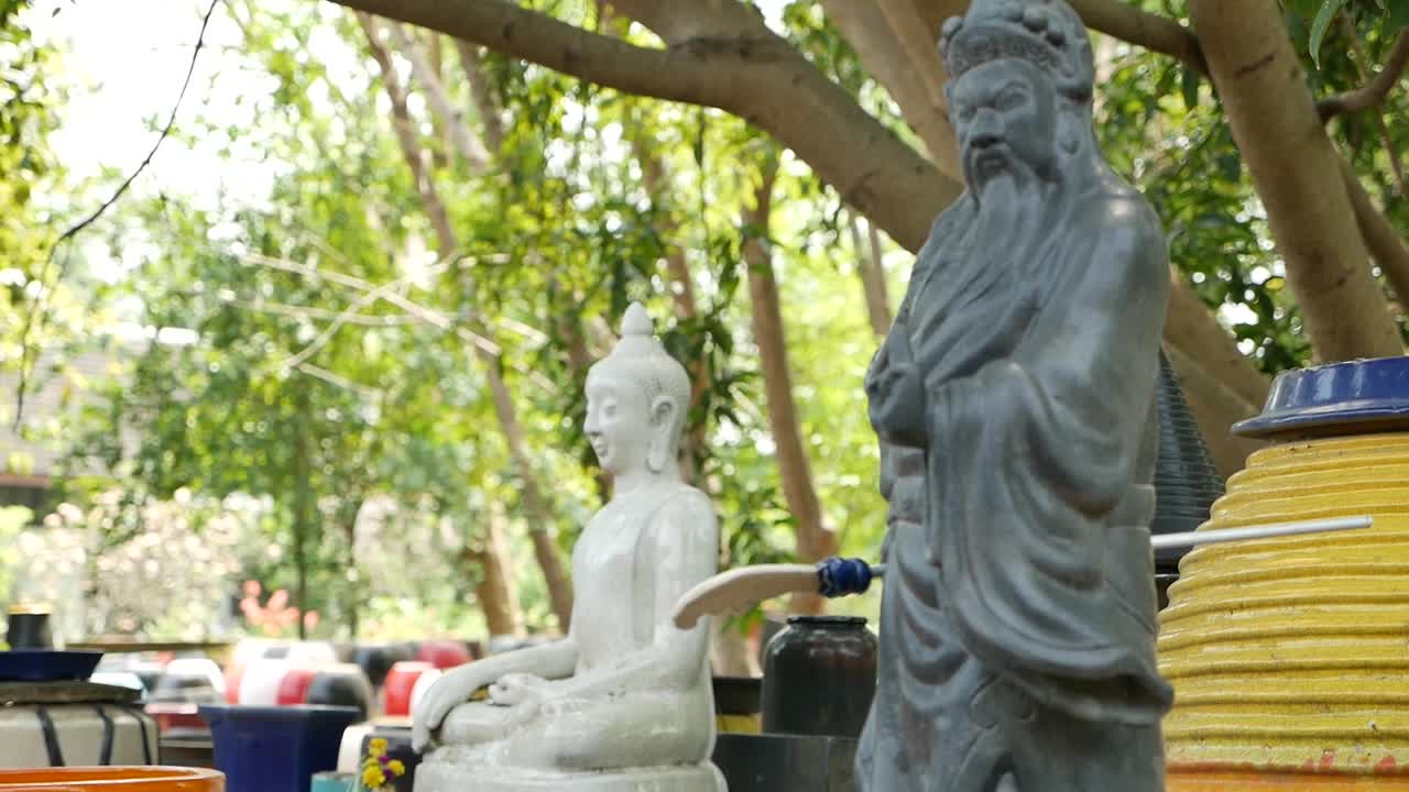 различные виды красочной керамической мебели в магазине