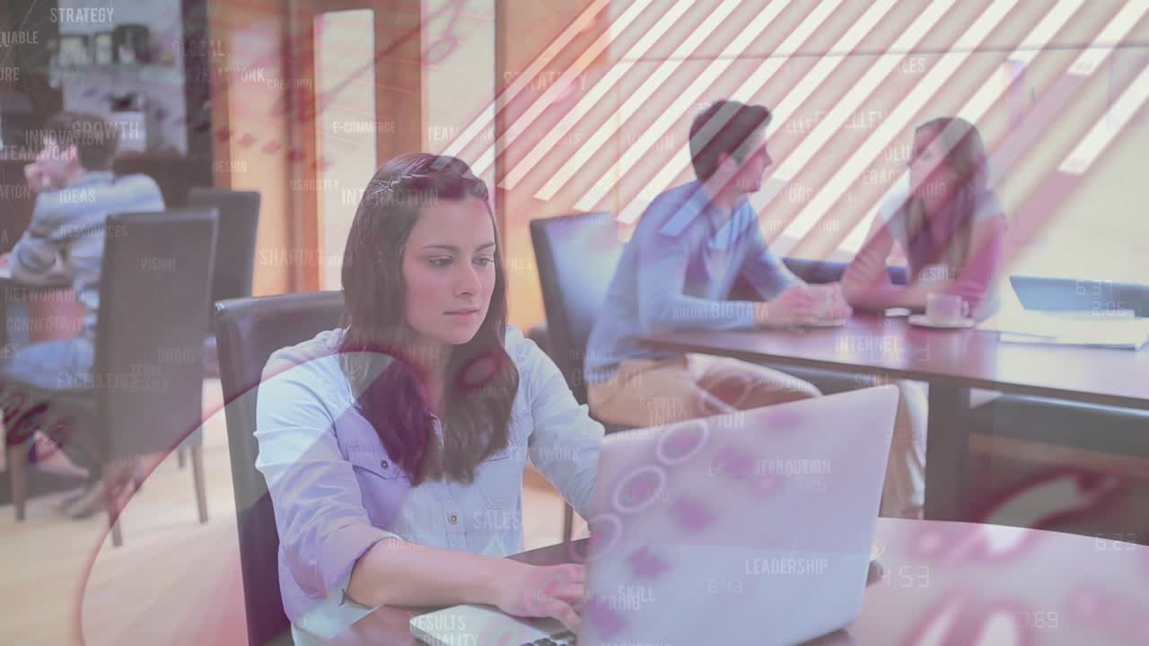 Animación de gráficos y datos sobre mujer caucásica usando laptop en una cafetería.