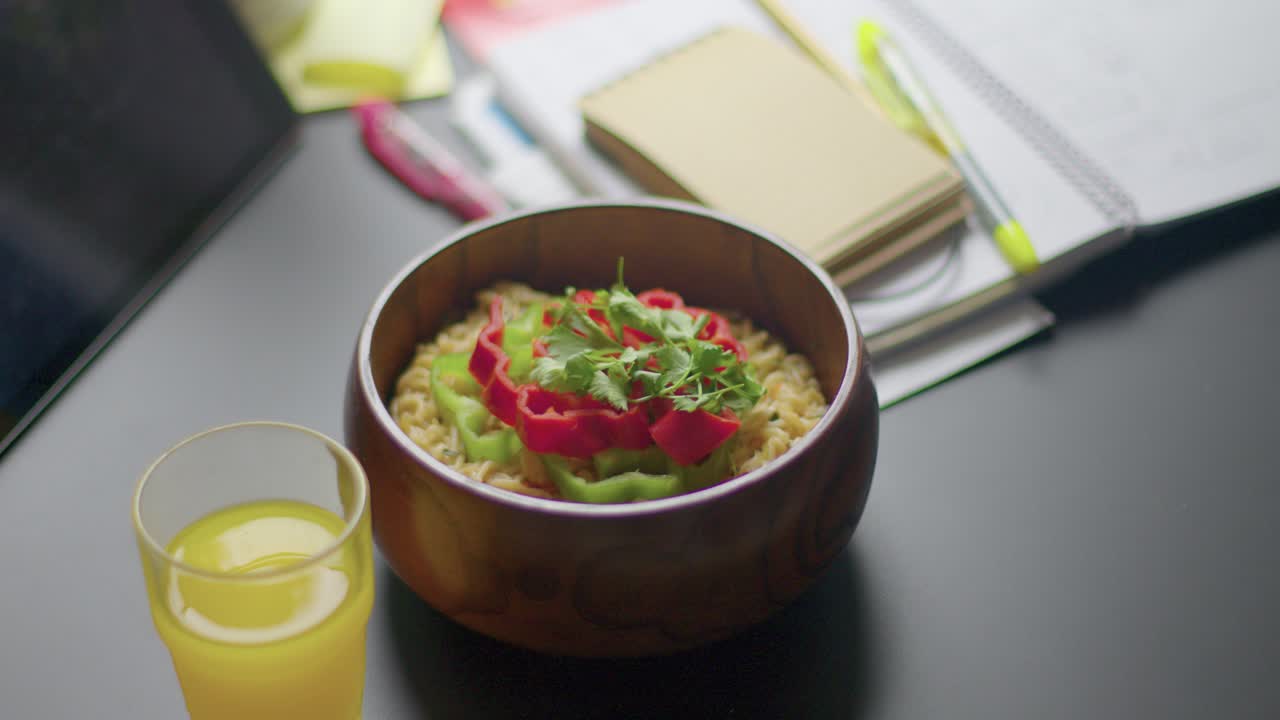 남자 점심 시간 작업 책상 테이블 준비하다 먹다 맛있다 신선하다 맛있다 다채로운 비건 라면 읽는 동안 뉴스 태블릿 미디엄 샷