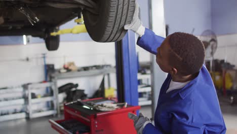 Video-Einer-Afroamerikanischen-Automechanikerin,-Die-Das-Rad-Wechselt