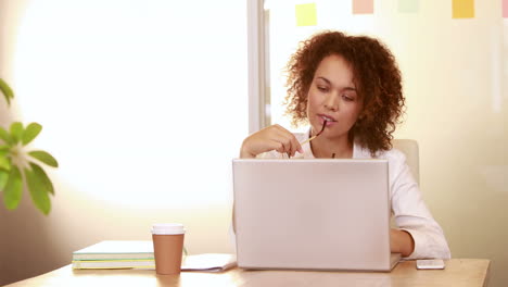 Sonriente-Mujer-De-Negocios-Casual-Usando-Laptop