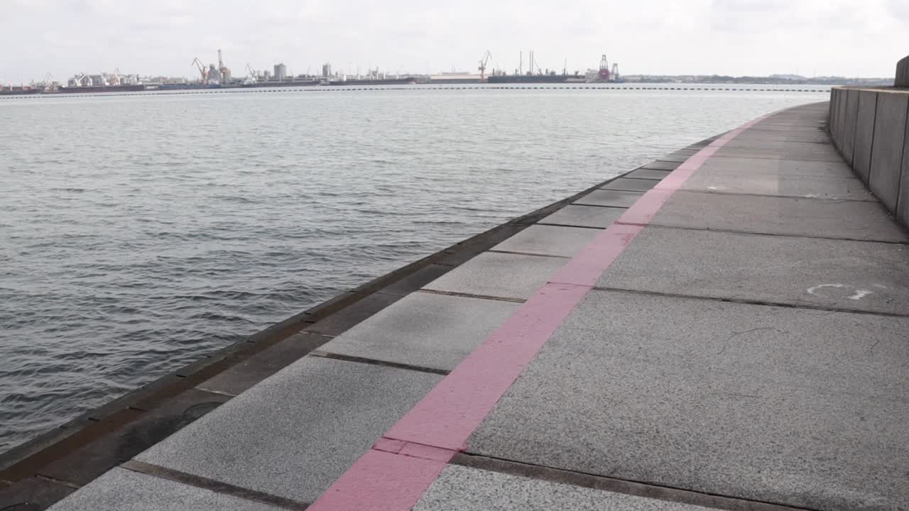 시멘트 콘크리트로 만들어진 해안은 바다  ⁇ 의 큰 단계로