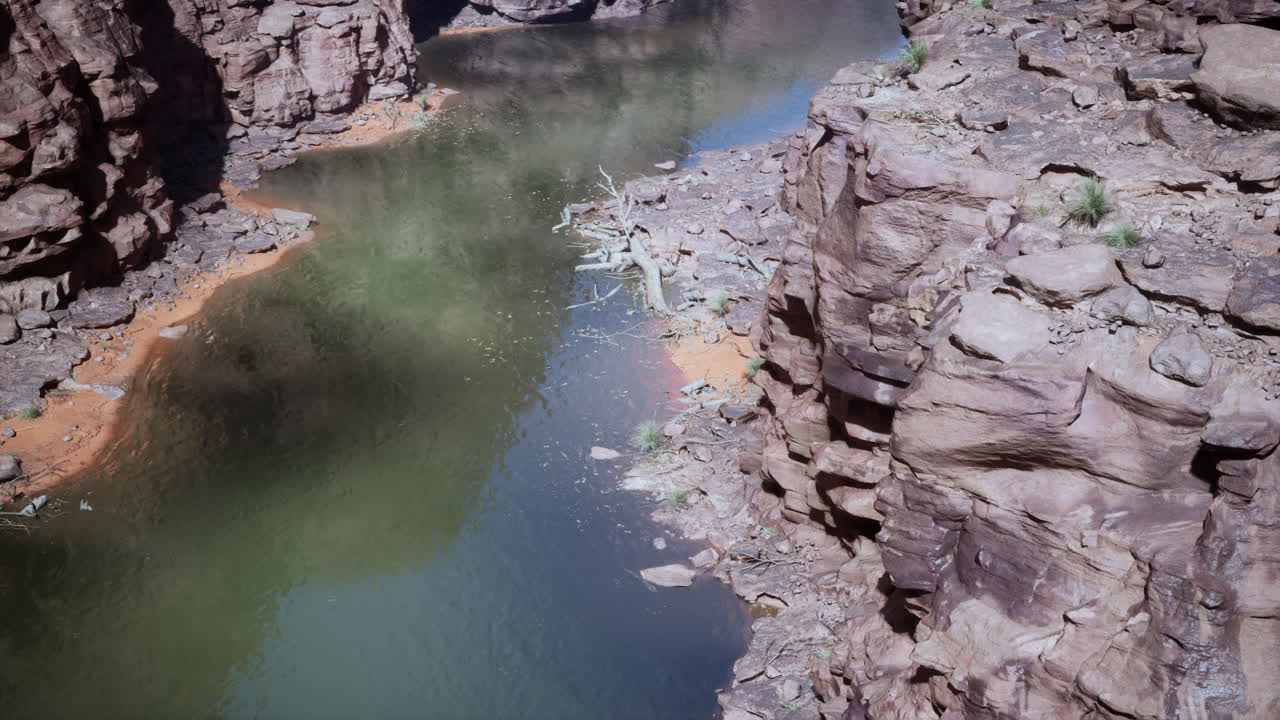 río del cañón de las rocas rojas