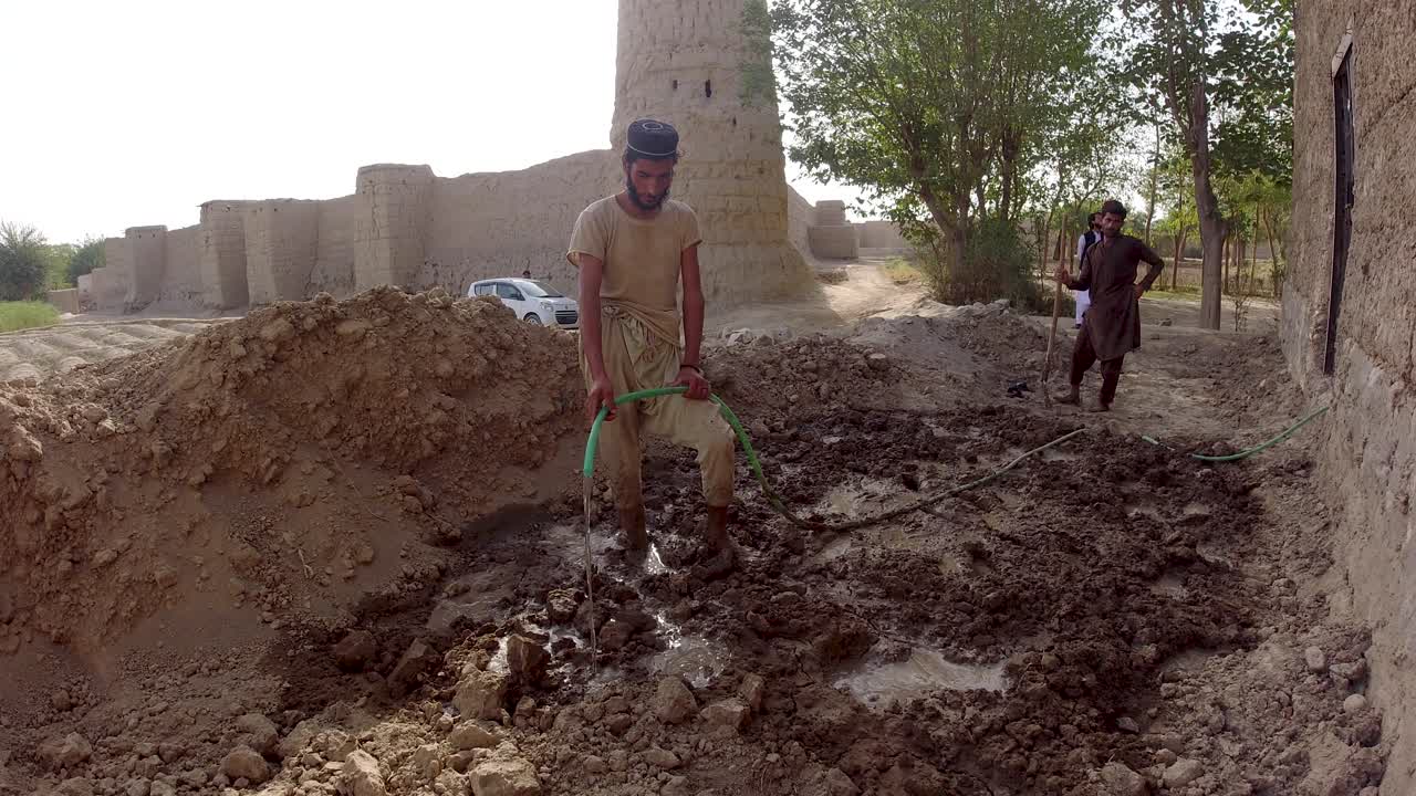 el agua se encuentra con el barro.