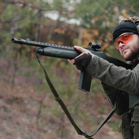 homem em camuflagem atira um rifle 1