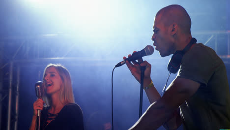 cantantes actuando en el escenario en un concierto 4k