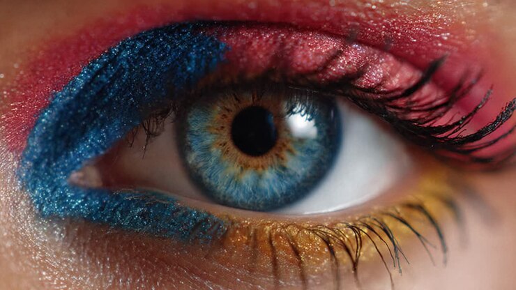 Levendige oogmake-up met opvallende kleuren en artistieke toepassing die unieke oogkenmerken en creatieve expressie laat zien in close-upfocus