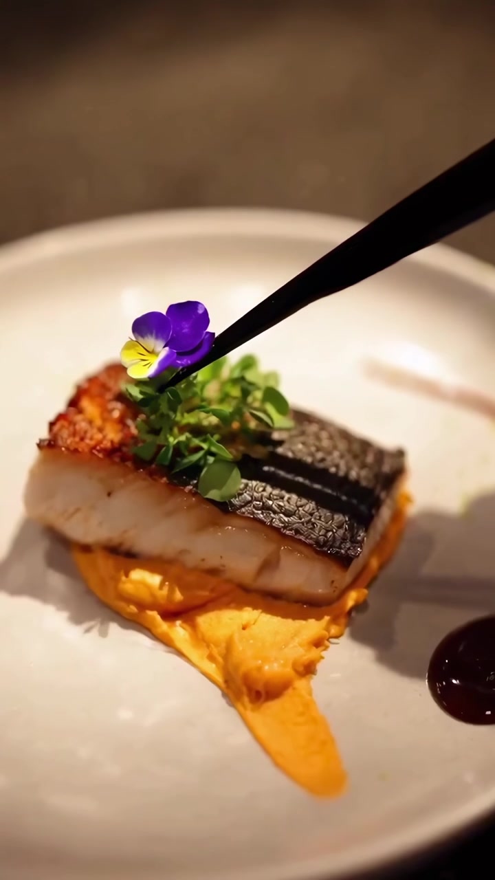 エレガントな飾り付けを添えてグルメな魚料理を盛り付けるプロのシェフ