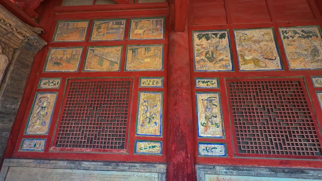 中国甘粛省敦煌市付近の莫高窟内の複雑な彫刻と絵画。ローアングル・パンニングショット。