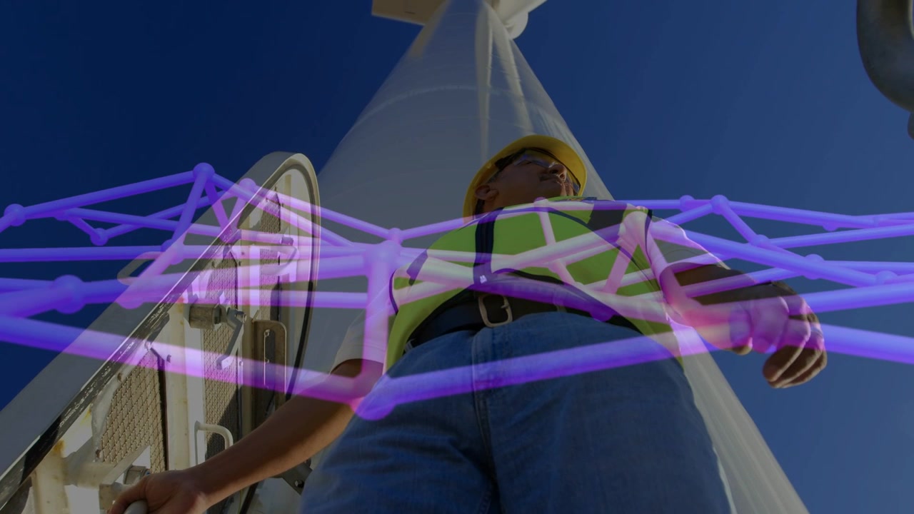Técnico segurando a escotilha, escaneando a torre para verificar o vento enquanto uma rede roxa se sobrepõe à parte inferior do quadro.