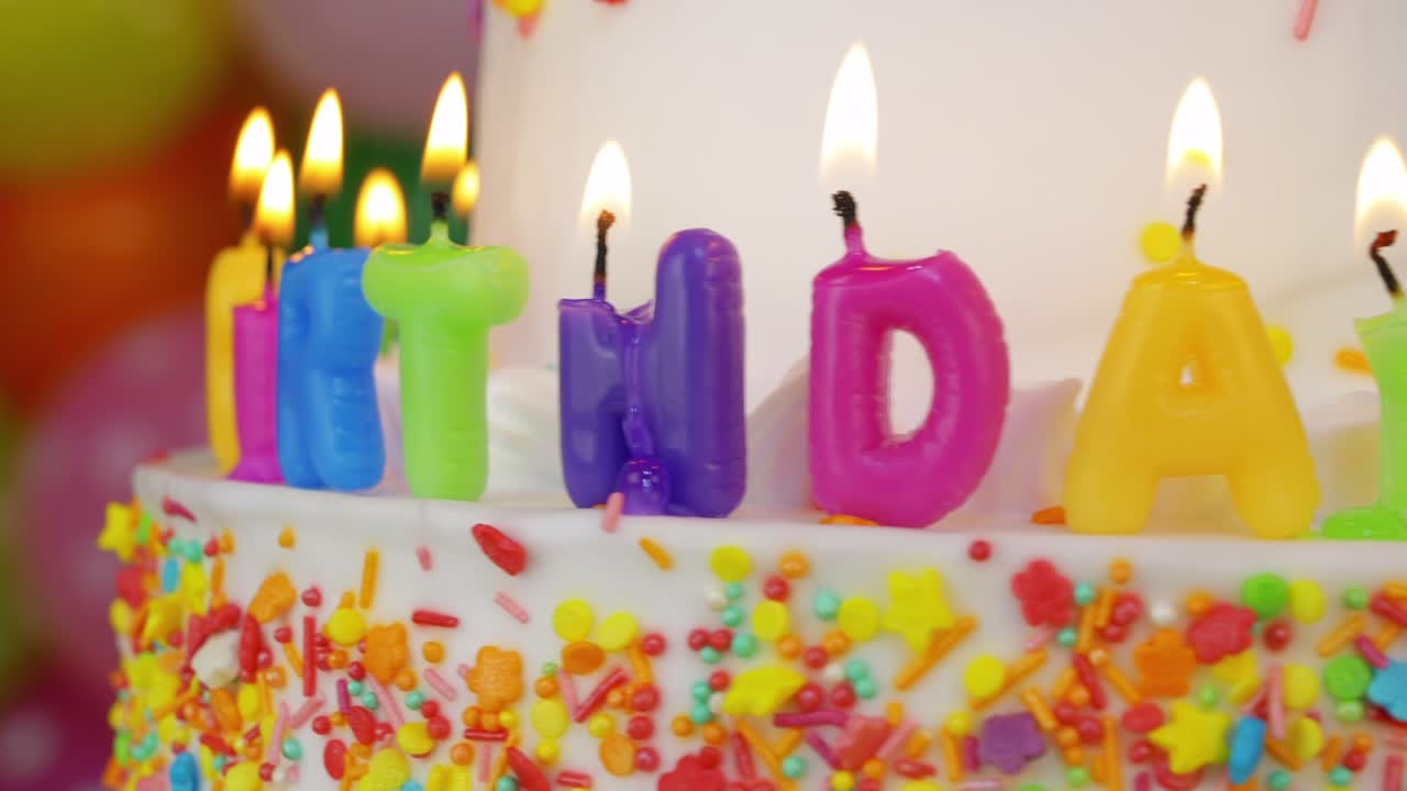 pastel con coloridas velas de cumpleaños