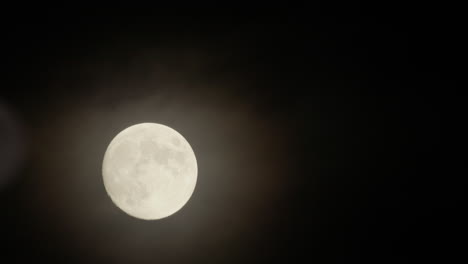 luna llena detrás de la nube en la noche