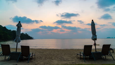 timelapse - puesta de sol con sombrilla tumbona piscina en la playa