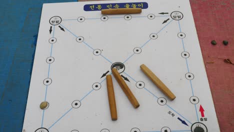 juego de mesa tradicional coreano llamado yut nori también conocido como yunnori para el año nuevo - juego familiar asiático