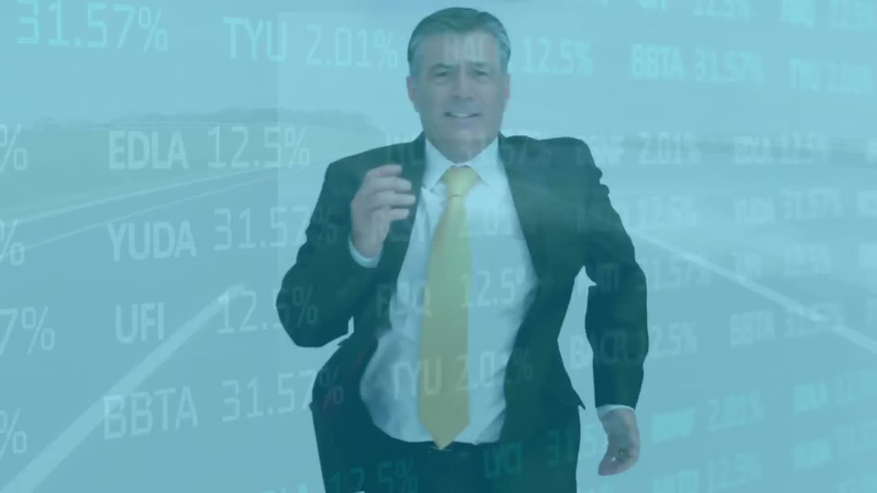 un hombre de negocios está corriendo en cámara lenta en una carretera con datos financieros en él