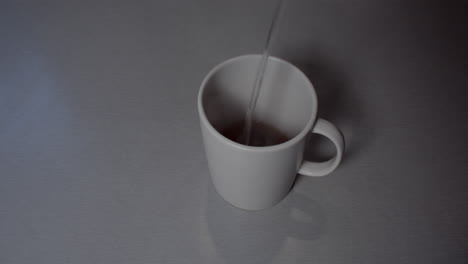Tasse-Englischen-Tee-Mit-Milch-Zubereiten,-Ms