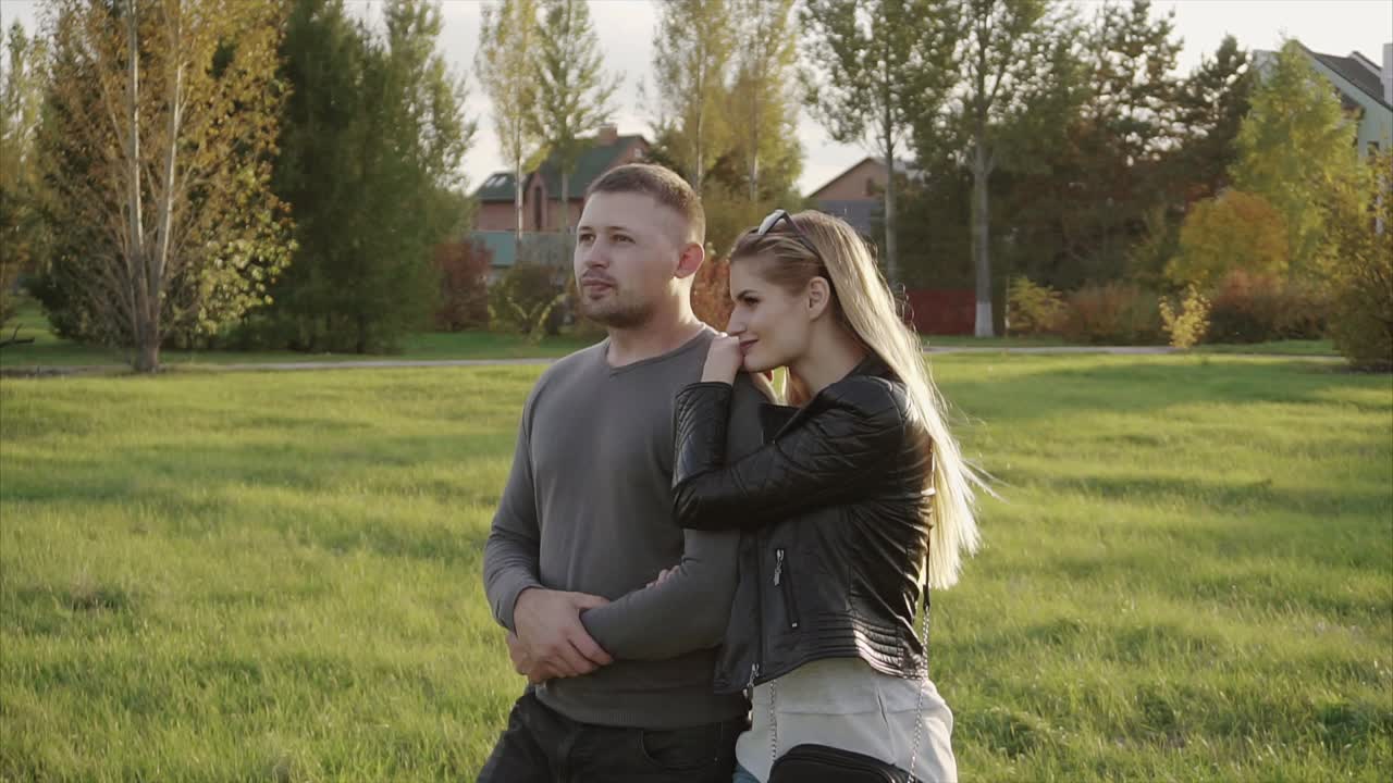una pareja en un parque en otoño