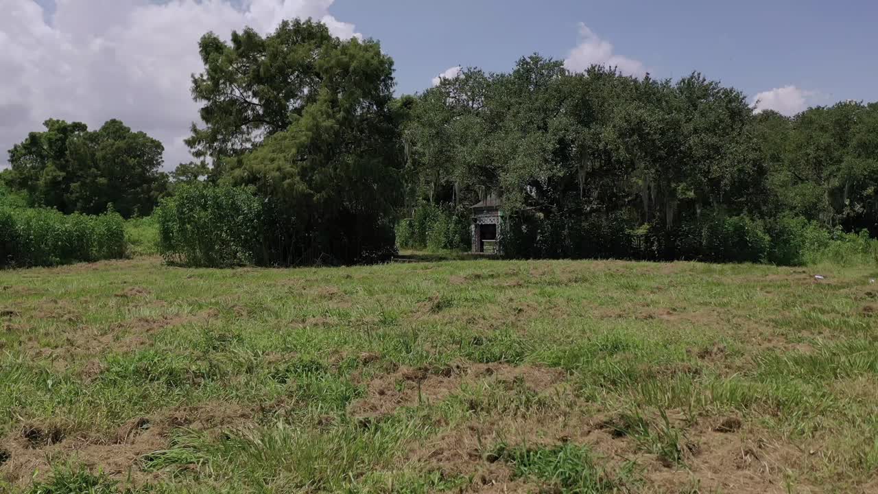 edificio antiguo con graffiti en el parque de la ciudad de nueva orleans