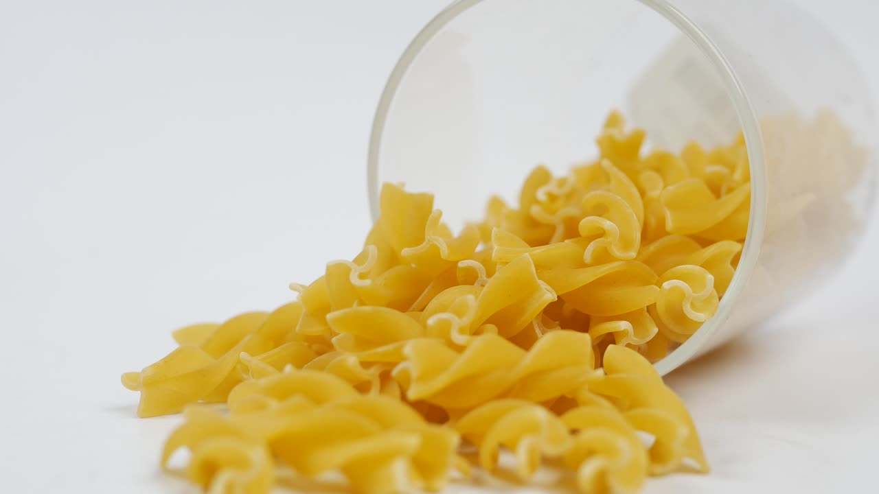 pasta de rotini en un cuenco de vidrio