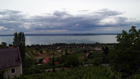 Atemberaubendes-Zeitraffer-Video-Aus-Ungarn,-Badacsony-Hügel,-Das-Die-Landschaft,-Die-Weinreben-Und-Den-Plattensee-Bei-Windigem-Wetter-Zeigt