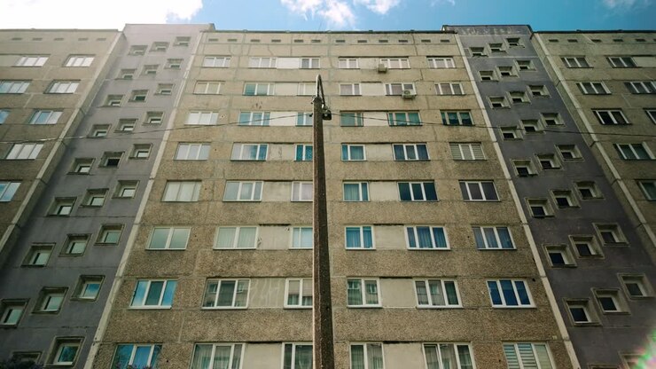 Vista de Ângulo Baixo de uma Impressionante Fachada de Apartamento de Concreto com Arquitetura Brutalista Soviética Russa Antiga