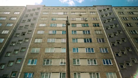 vista de bajo ángulo de una impresionante antigua arquitectura brutalista rusa soviética fachada de apartamento de hormigón