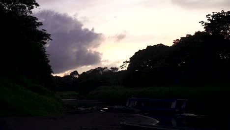 Flussboot-Und-Sonnenuntergangswolken-In-Der-Dämmerung-In-Der-Nähe-Von-San-Jose,-Costa-Rica,-Breiter-Handheld-schuss