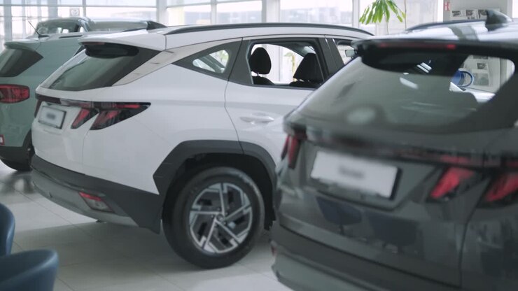 Nuovi SUV in esposizione in una concessionaria di automobili