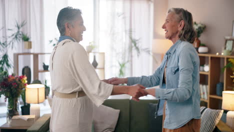 twee oudere vrouwen dansen in hun huis.