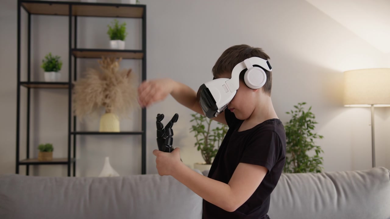リビングルームでVRヘッドセットを装着し、コントローラーを手に持ち、バーチャルリアリティを楽しんでいる若者。