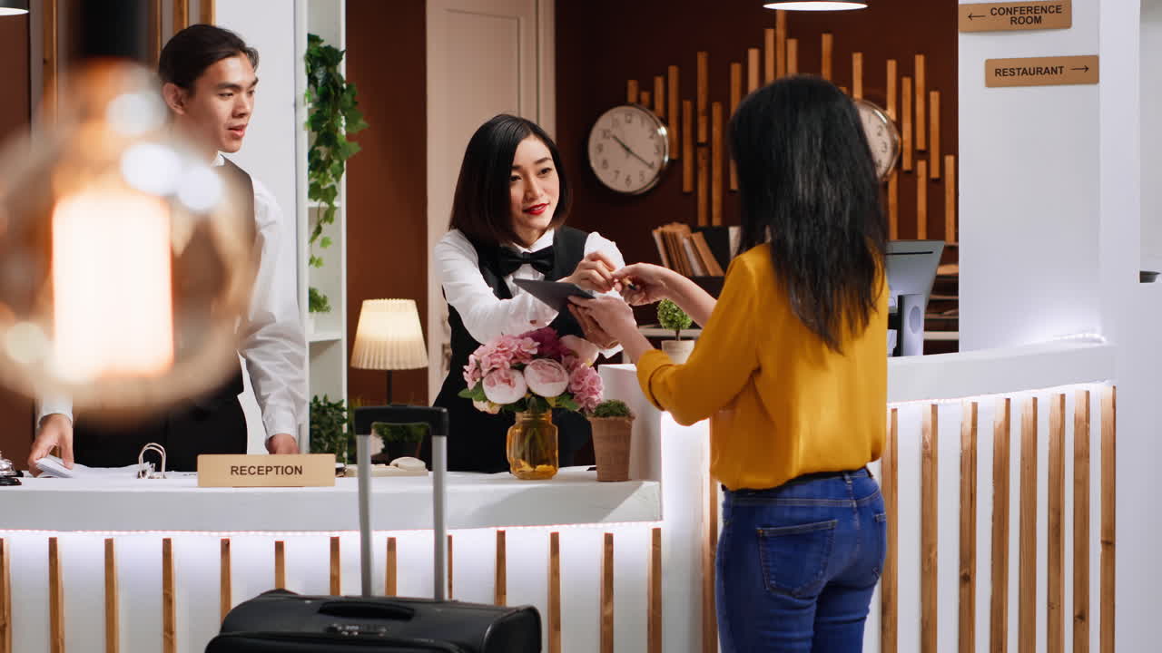 Signatura dell'ospite dell'hotel per la registrazione della stanza sul tablet alla reception