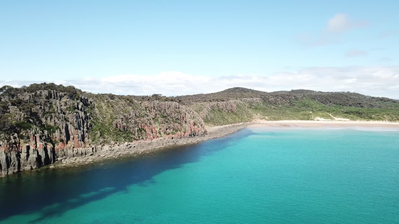 절벽 쪽 화창한 날이 있는 열대 푸른 물과 해변 위에 무인 항공기 공중
