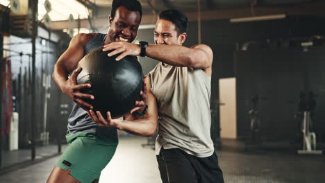 Männer-Im-Fitnessstudio,-Bodenturnen-Mit-Ball-Für-Kraftsportler