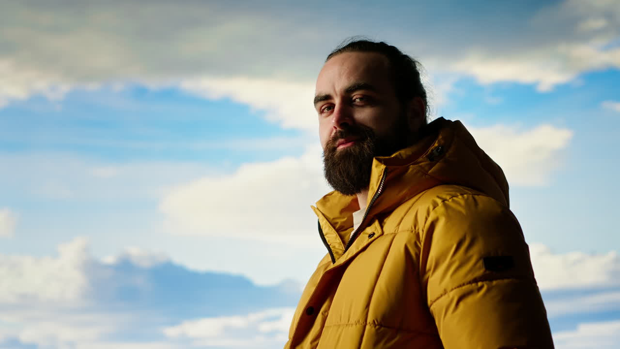 el explorador masculino abraza la soledad del desierto de gran altitud.