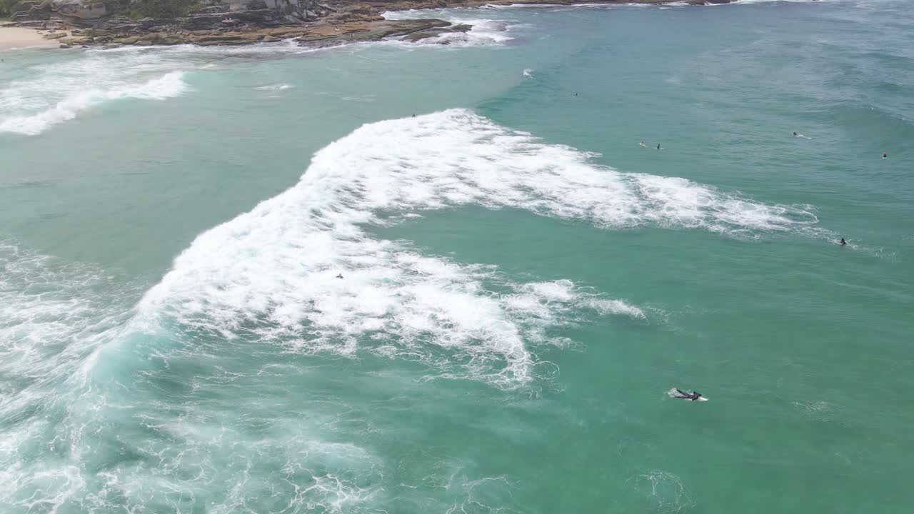 surf en la playa de tamarama - surfista se cayó de la tabla de surf debido a las fuertes olas en sydney, nsw, australia