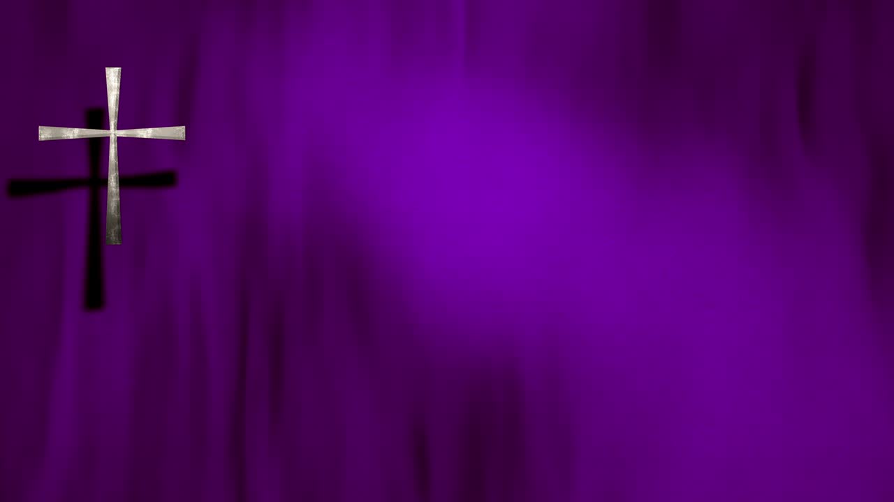 cruz cristiana de plata bizantina en un fondo de satén púrpura violeta con bucles