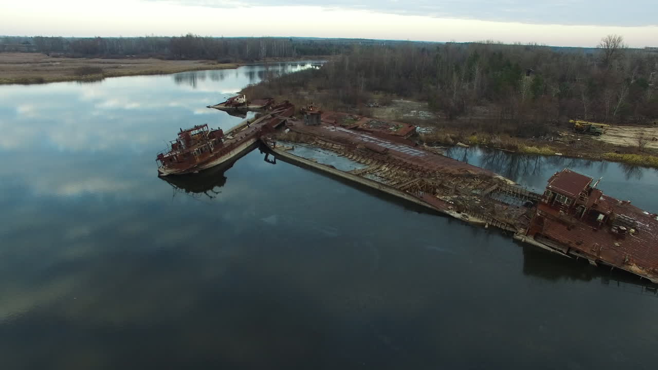Veduta aerea di navi arrugginite e abbandonate nella Zona di Esclusione di Chernobyl, Ucraina; una scena inquietante di decadenza industriale.