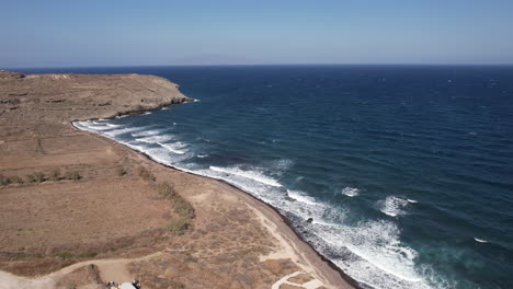 Luftaufnahme-Der-Küste-Der-Insel-Santorin-In-Griechenland