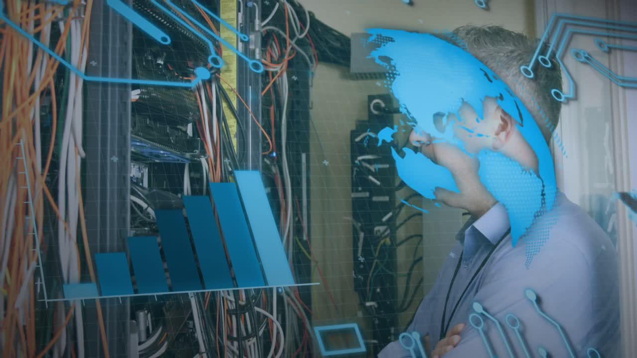 animación de la interfaz con el procesamiento de datos sobre un ingeniero caucásico que trabaja en la sala de servidores