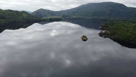 Wolken-Reflektierten-Muckross-Lake-Ring-Of-Kerry-Irland-Drohnen-Luftaufnahme