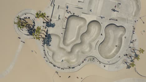 Drone-Flies-Above-Venice-Skatepark-in-Los-Angeles,-California-on-Summer-Day