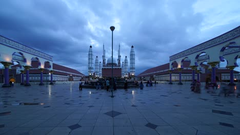 semarang - indonesia. 12 de enero de 2018: hermosas imágenes en timelapse de la gran mezquita de java central con nubes en movimiento. filmado en resolución 4k