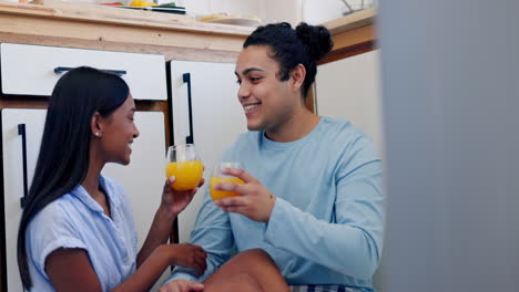 pareja, saludos y besos en la cocina con felicidad
