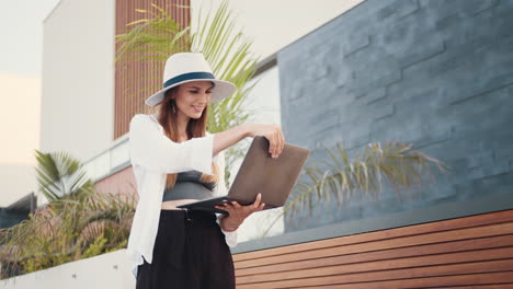 mujer trabajando en una computadora portátil al aire libre
