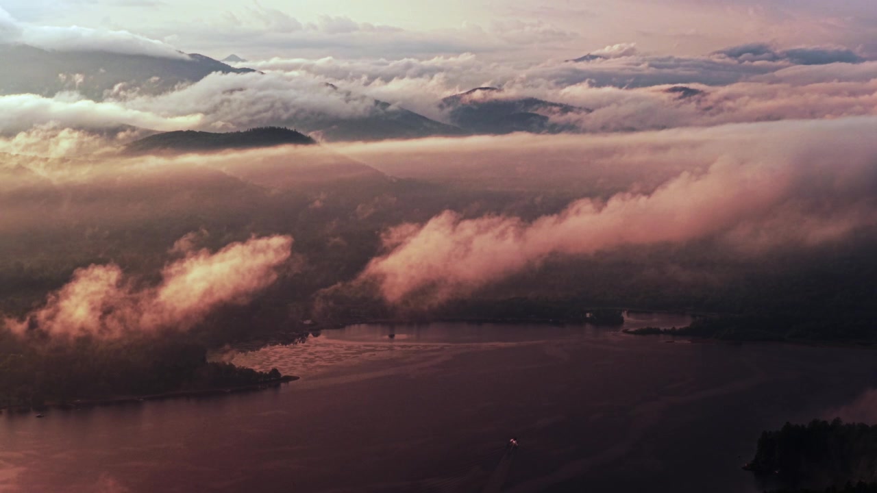 Schroon Lake, Clarks Island, WOL, Sommer, goldene Stunde, Sonnenuntergang, Nebel, tiefe Wolken, Luftaufnahme per Drohne vom Hafen, Landschaft im Upstate New York, Stadt Schroon Lake, Pharaoh Mountain, Adirondack Mountains, Kreisbewegung nach links, Schwenk nach oben.
