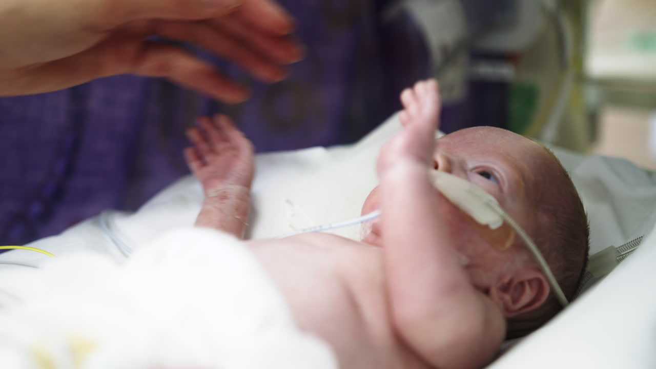 Neonato in cura in ospedale