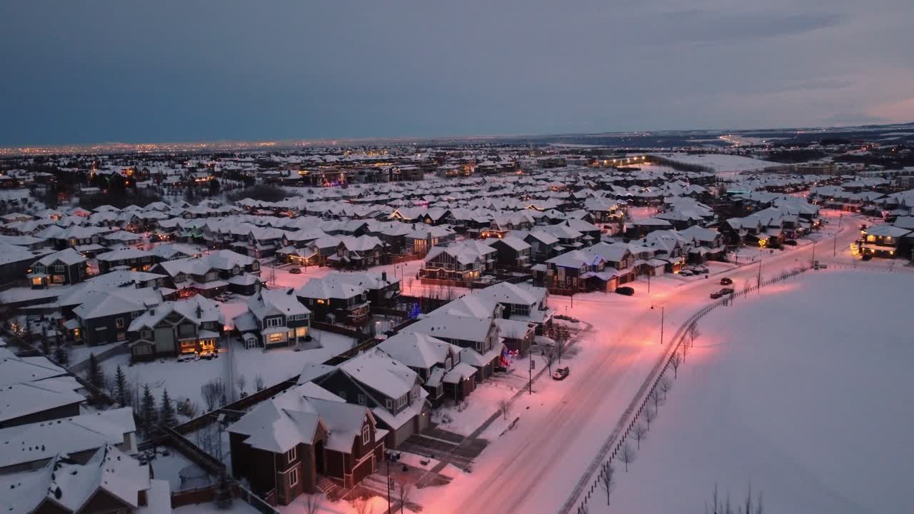 vista aérea de casas suburbanas en invierno en la ciudad de calgary durante el invierno