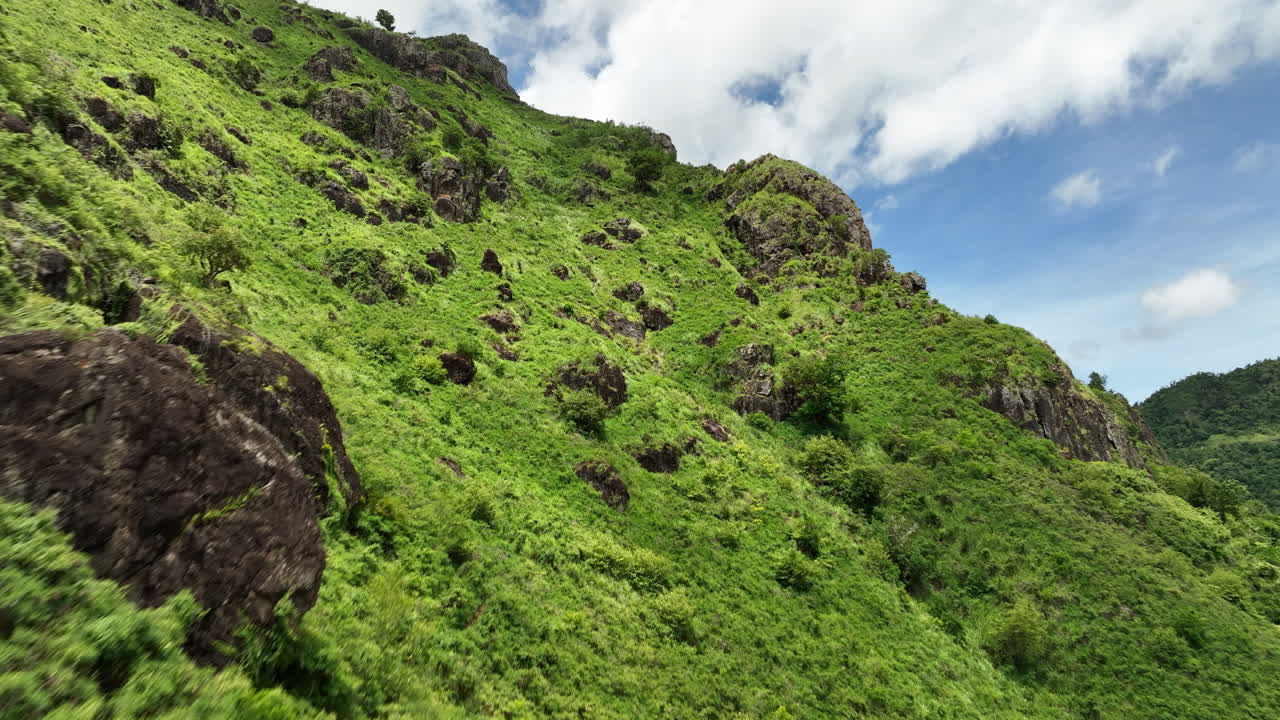 montaña en cayey puerto rico en un soleado día de cielo azul tetas de cayey y el cerro 12