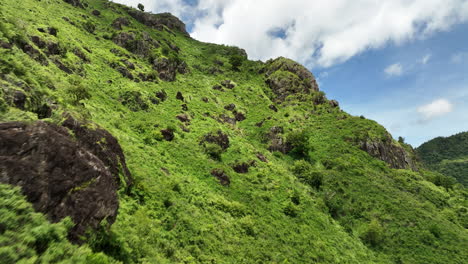 波多黎各卡耶山 (puerto rico) 位於卡耶山區 (tetas de cayey) 在陽光明<unk>的藍天天下,卡耶山與埃爾塞羅山 (el cerro) 之間,